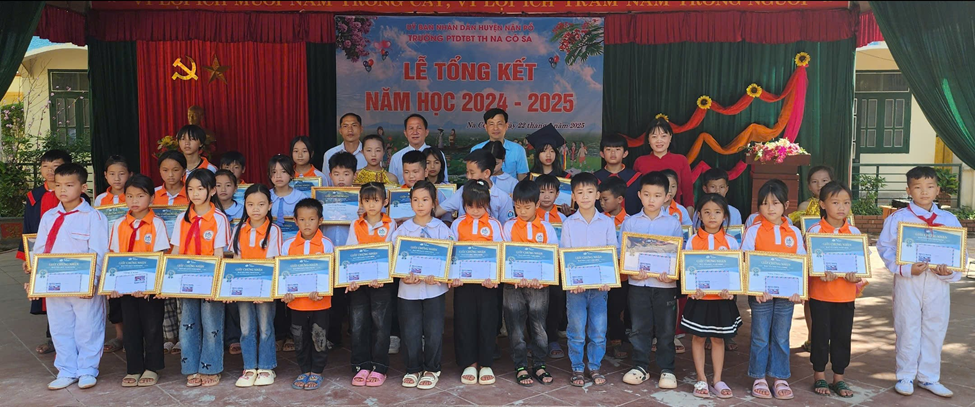 Hình ảnh trao phần thưởng các em đạt thành tích trong học tập và rèn luyện